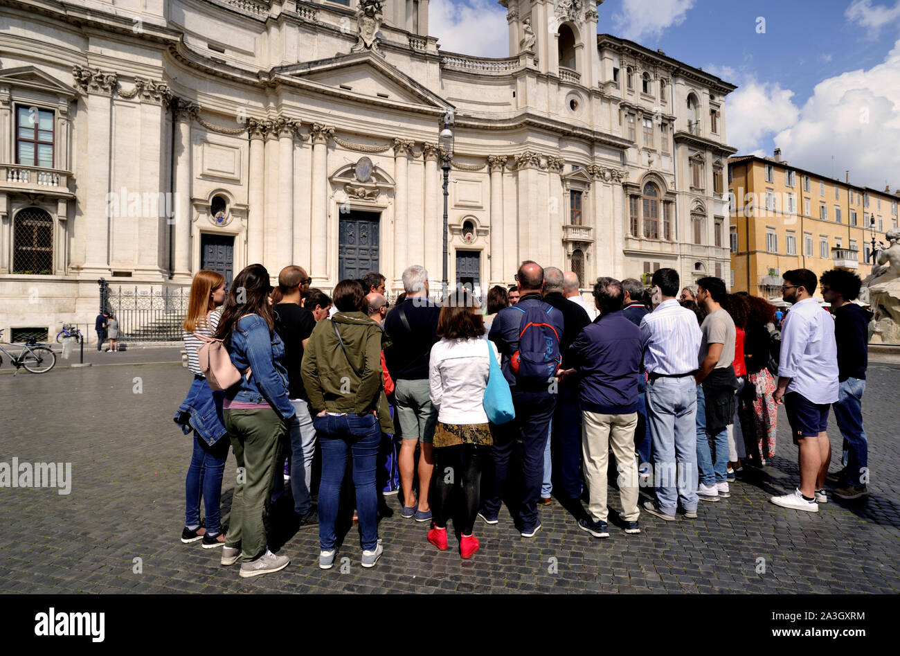 Italien, Rom, Piazza Navona, Kirche Sant'Agnese in Agone und Touristengruppe Stockfoto