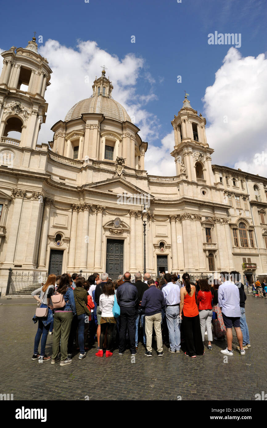 Italien, Rom, Piazza Navona, Kirche Sant'Agnese in Agone und Touristengruppe Stockfoto