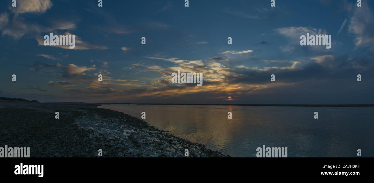 Soleil Grande-motte sur la Baie de Somme coté Cayeux-sur-Mer. Effet mirroir et Reflets sur l'eau, Perspektive naturelle et Horizont nuageux. Stockfoto
