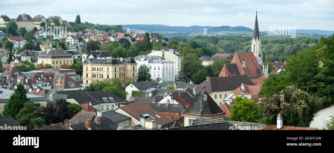 Der Panoramablick auf das Stift Melk Altstadt mit historischen neuen gotischen Stil katholische Kirche (Österreich). Stockfoto