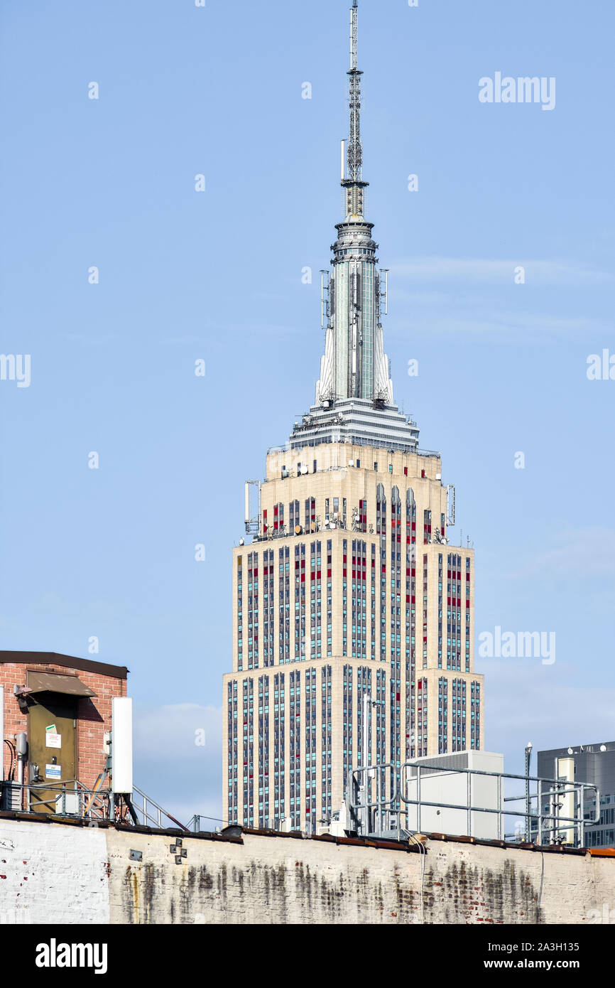 NYC Streets Gebäude Kontrast. Verschiedene Arten von Gebäuden in NEW YORK CITY, USA. Stockfoto