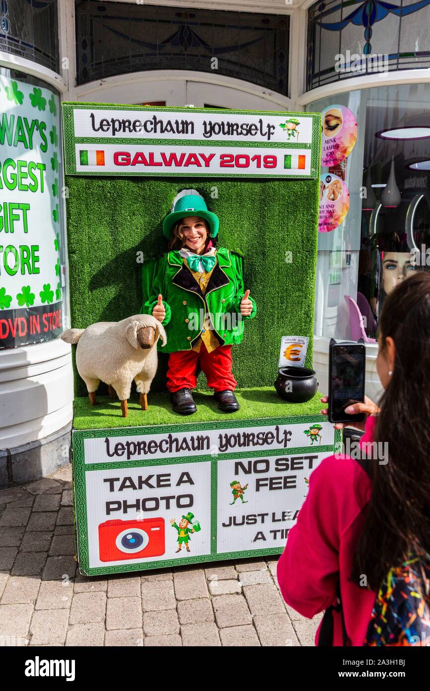 Irland, im County Galway, Galway City, Street Animation für das Foto Stockfoto