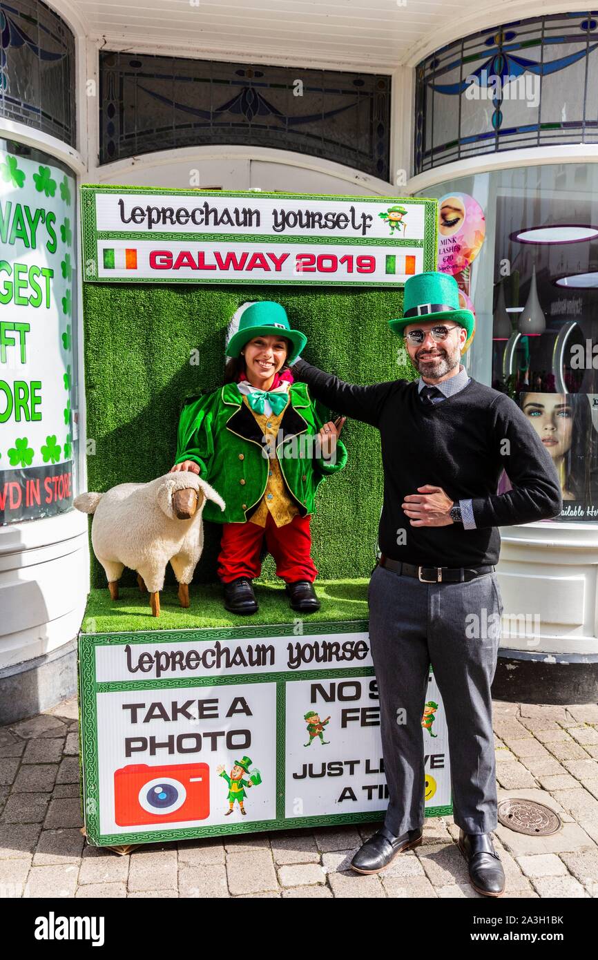 Irland, im County Galway, Galway, Straßenunterhaltung Stockfoto