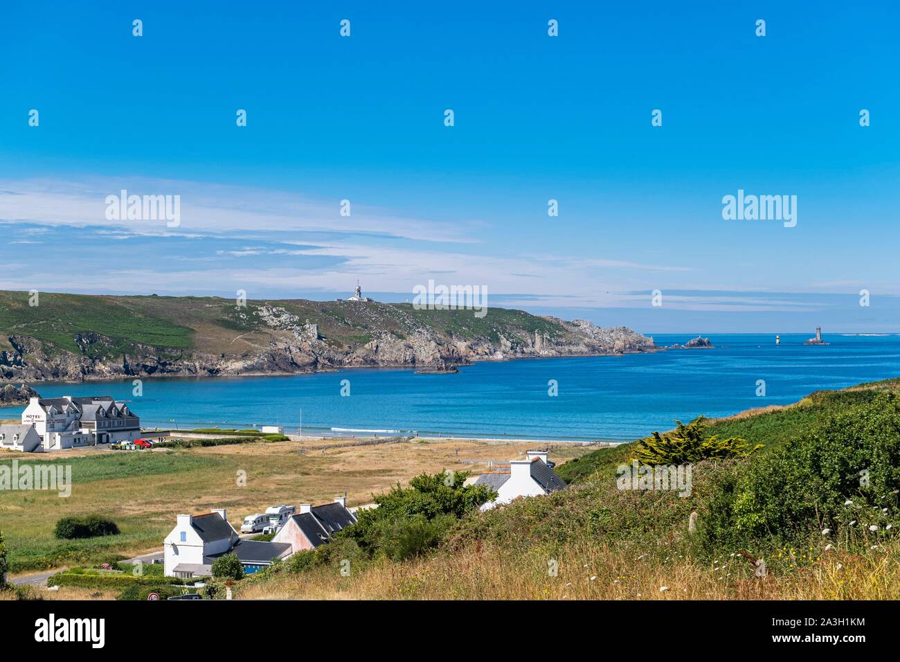 Frankreich, Finistere, - Cleden-Cap Sizun, Baie des Tr?? s, Pointe du Raz im Hintergrund Stockfoto