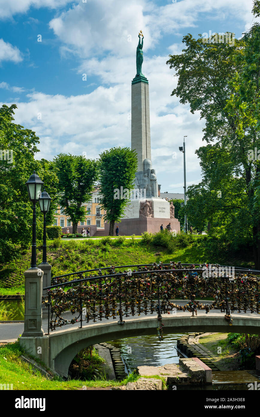 Das Freiheitsdenkmal von Bastejkalna Park in Riga, Lettland. Stockfoto