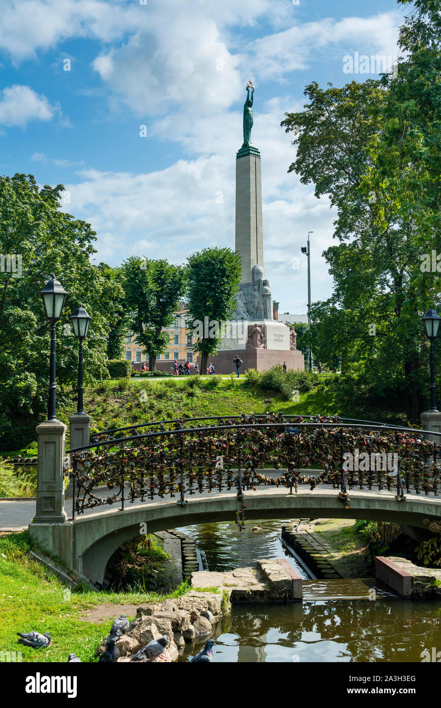 Das Freiheitsdenkmal von Bastejkalna Park in Riga, Lettland. Stockfoto