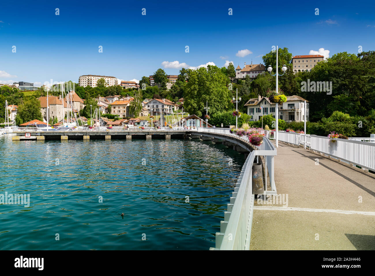 Blick auf den Pier, der Gebäude und der Hafen in der Stadt von Thonon-les-Bains am Genfer See. Stockfoto