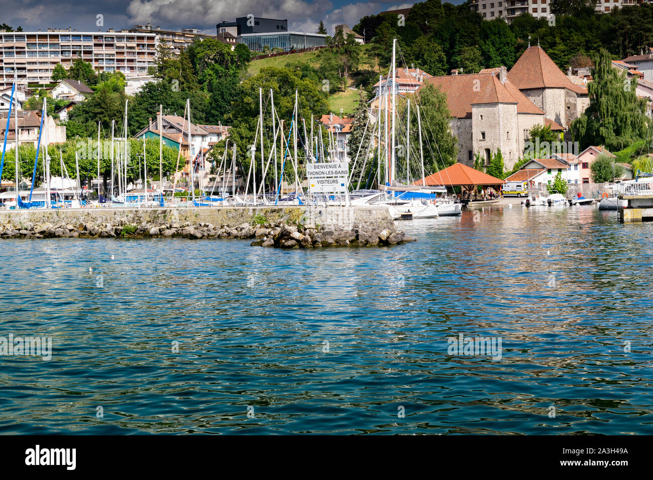 Blick auf den Hafen der Stadt Thonon-les-Bains am Genfer See, Boote, Gebäuden und blauer Himmel mit Wolken. Stockfoto