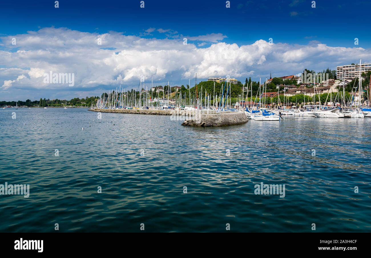 Blick auf den Hafen der Stadt Thonon-les-Bains am Genfer See, Boote, Gebäuden und blauer Himmel mit Wolken. Stockfoto