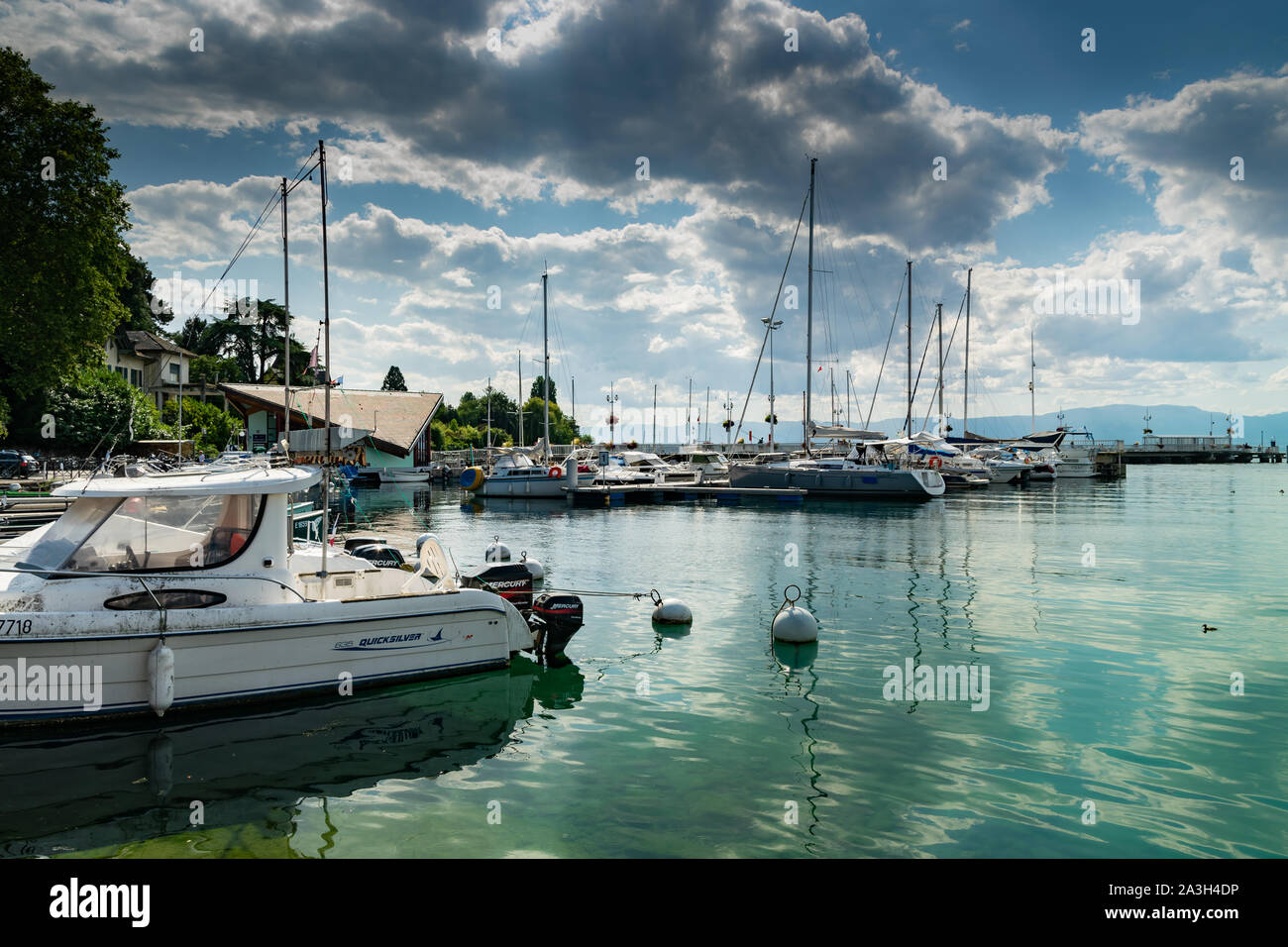 Thonon-les-Bains, France-August 02,2019: Boote im Hafen von Thonon-les-Bains am Genfer See. Stockfoto