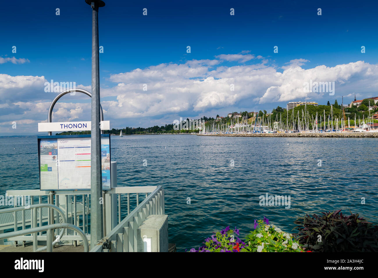 Thonon-les-Bains, France-August 02,2019: Kreuzfahrtschiffe mit dem Zeitplan des Hafens von Thonon-les-Bains am Genfer See. Stockfoto