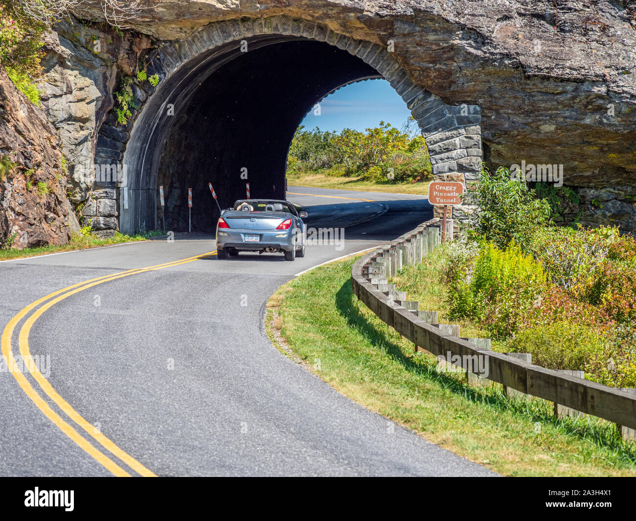 Craggy Pinnacle Tunnel obwohl Berg auf dem Blue Ridge Parkway in North Carolina in den Vereinigten Staaten Stockfoto
