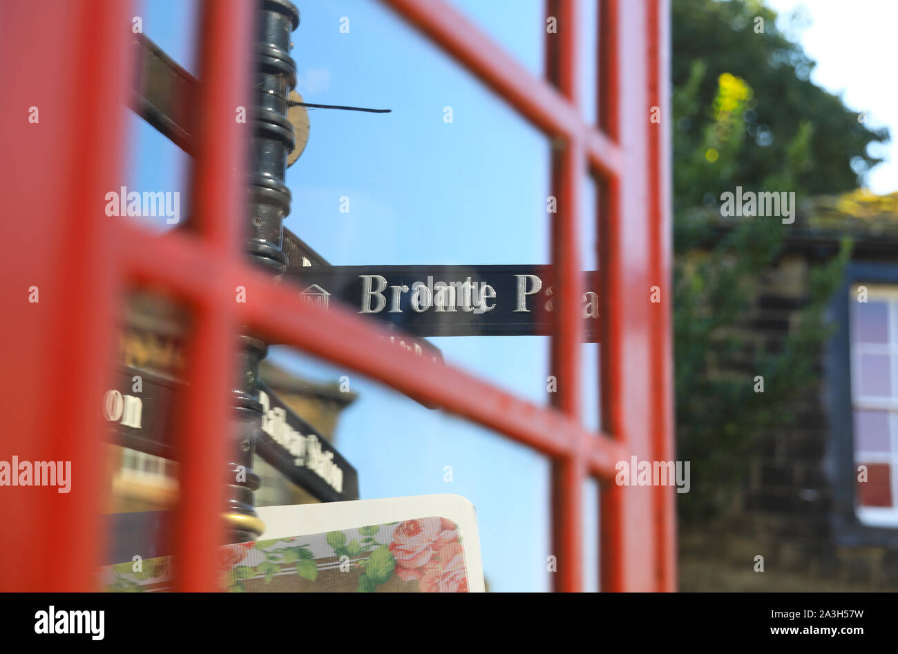 Wegweiser zum Bronte Parsonage Museum auf der Hauptstraße, in Haworth, West Yorkshire, UK Stockfoto