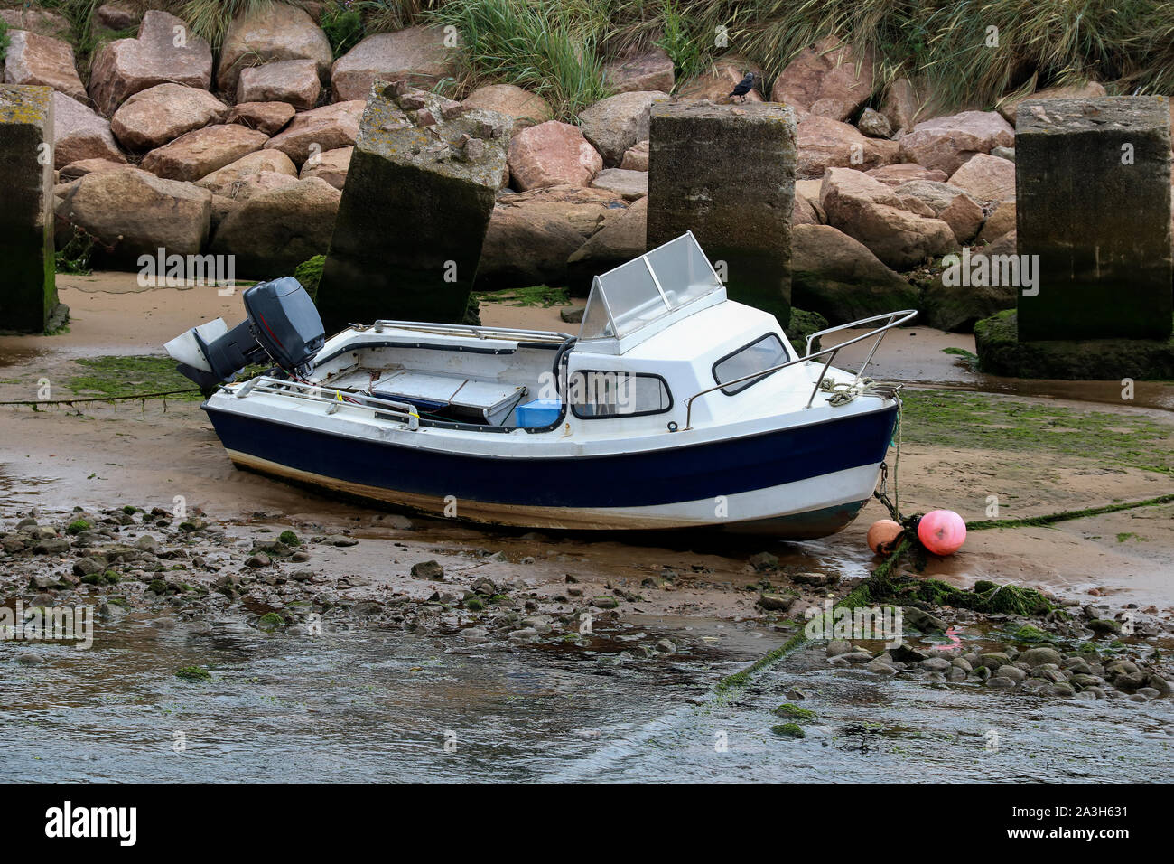 Alte Motorboot bei Cruden Bay in Schottland mit der Kriegszeit Verteidigung Spalten Stockfoto