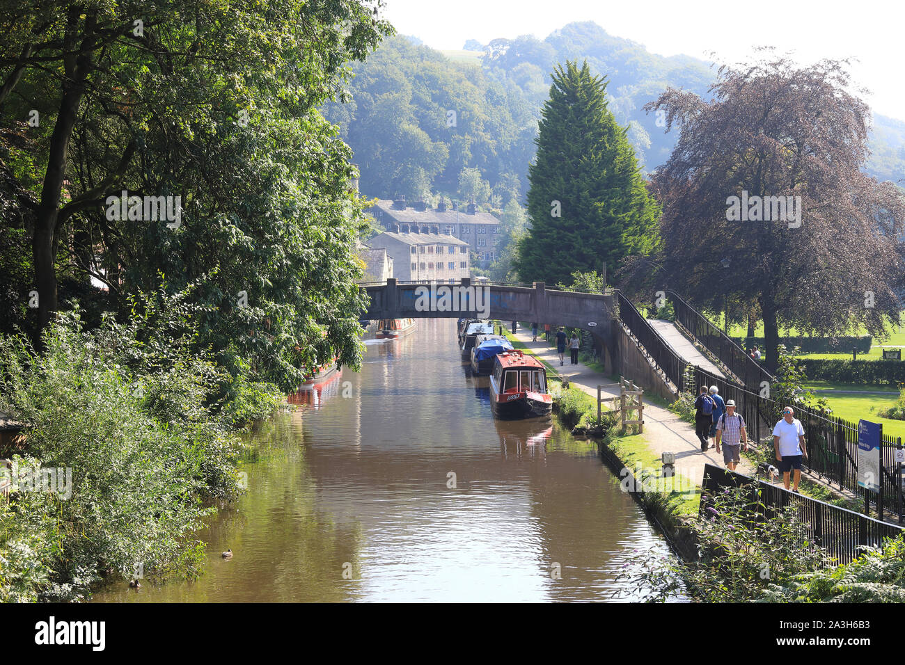 Rochdale Canal in Hebden Bridge, einer hübschen Stadt in den oberen Calder Valley in West Yorkshire, UK Stockfoto