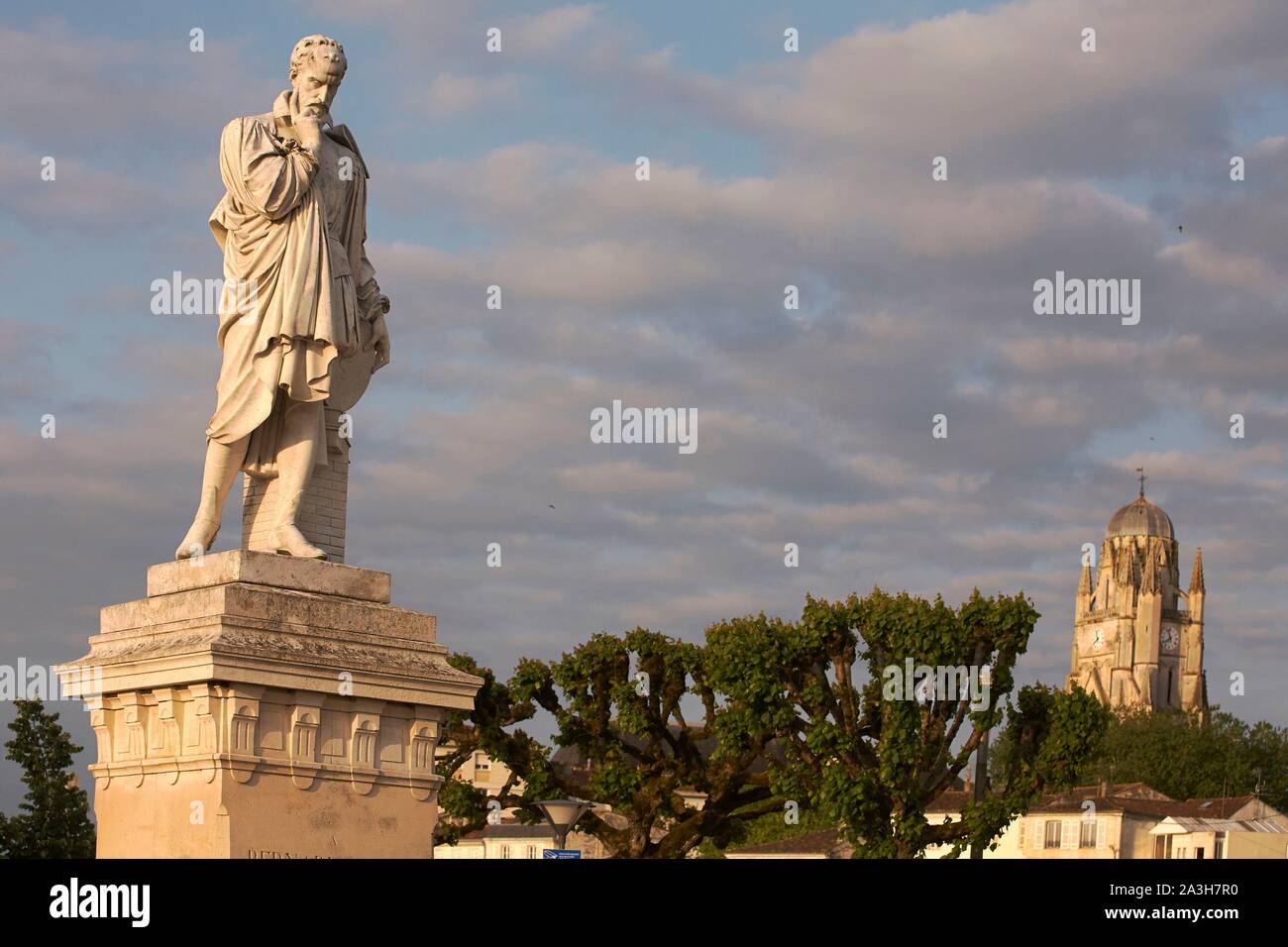 Frankreich, Charente Maritime, Saintonge, Saintes, Bernard Palissy Statue und die St. Peter Kathedrale im Hintergrund Stockfoto