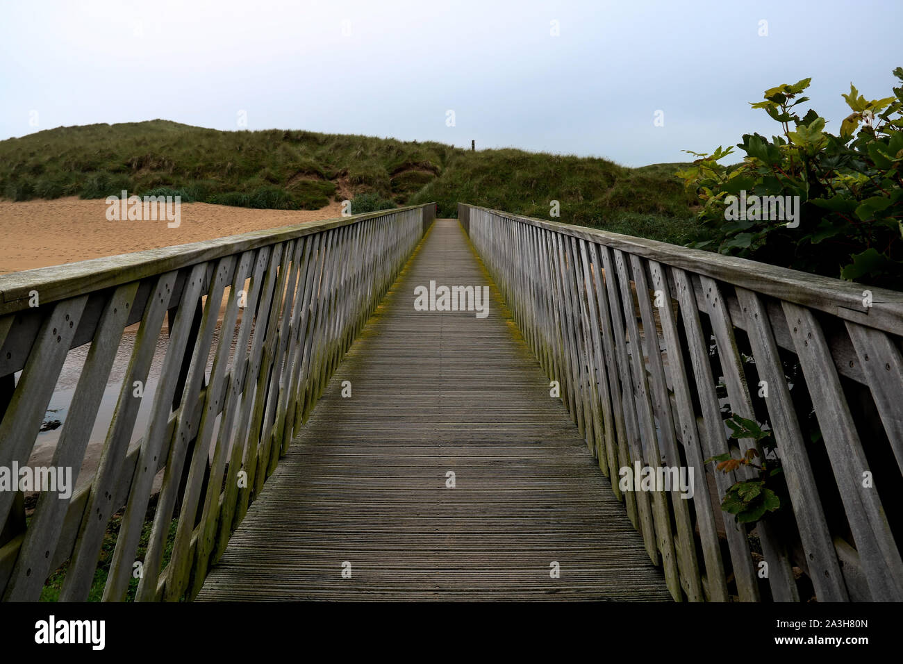 Holzsteg über die Flussmündung in Cruden Bay Schottland Stockfoto