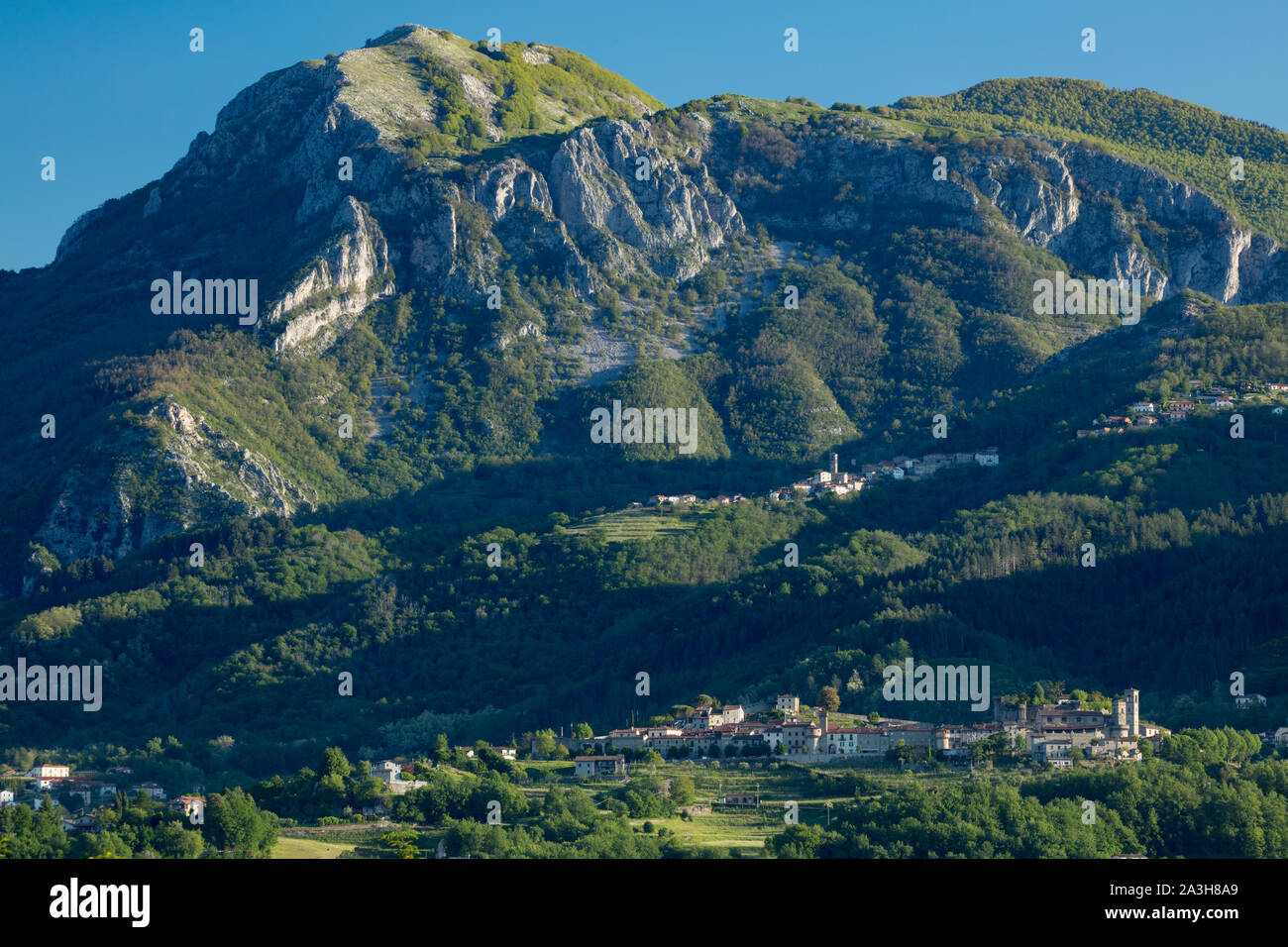 Ersten Licht auf die pania di Corfino mit den Dörfern von Saaprosso & Castiglione di Garfagnana, Apenninen, Toskana, Italien Stockfoto
