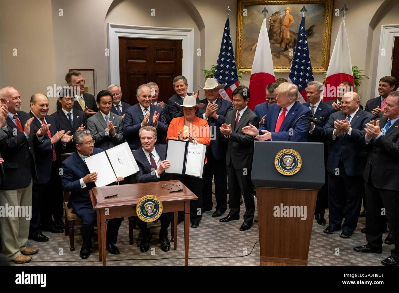 Washington, Vereinigte Staaten von Amerika. 07 Okt, 2019. Washington, Vereinigte Staaten von Amerika. 07. Oktober 2019. Us-Präsident Donald Trump, rechts, und andere Beamte applaudieren, die nach der Unterzeichnung des US-japanischen Handelsabkommen und die US-japanischen digitalen Handelsabkommen im Roosevelt Raum des Weißen Hauses Oktober 7, 2019 in Washington, DC. Handelsvertreter Botschafter Robert Lighthizer und japanischen Botschafter in den Vereinigten Staaten Shinsuke Sugiyama, halten die Vereinbarungen. Credit: Tia Dufour/White House Photo/Alamy leben Nachrichten Stockfoto