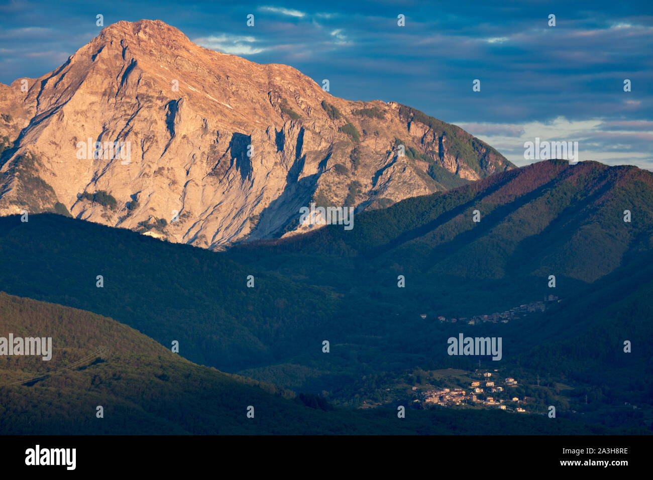Monte Umbiana in den Apuanischen Alpen von Sillico in den Apenninen in der Morgendämmerung, Toskana, Italien Stockfoto
