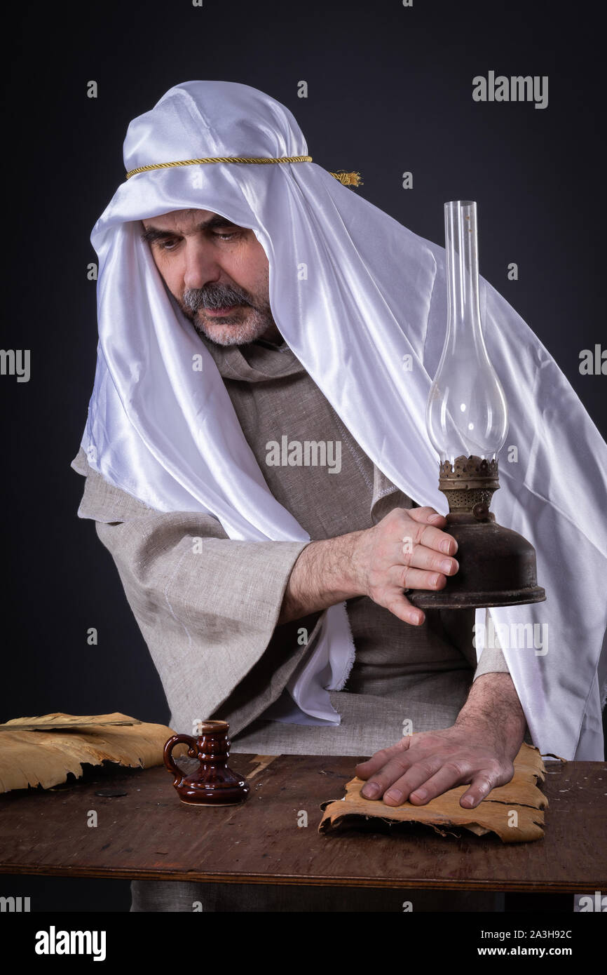 Ein Mann mit paranormalen Fähigkeiten stößt eine schwebende Petroleumlampe Stockfoto