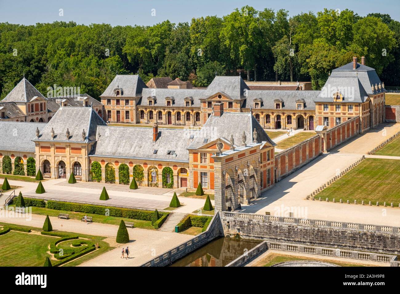 Frankreich, Seine-et-Marne, Maincy, das Schloss von Vaux-le-Vicomte, von der Kuppel gesehen oder Laterne auf die Ställe Stockfoto