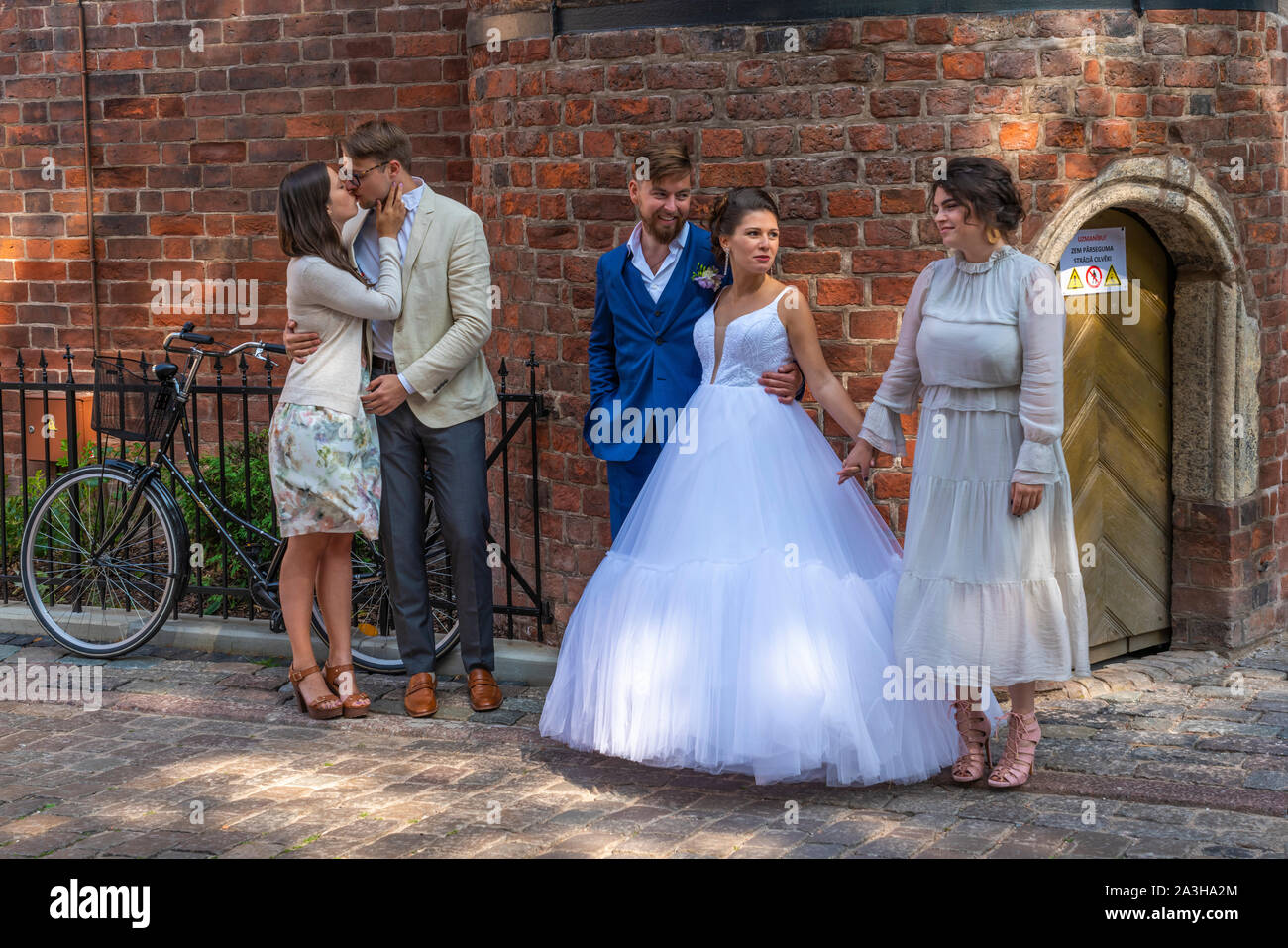 Fotos Hochzeit auf der Straße in Riga, Lettland. Stockfoto