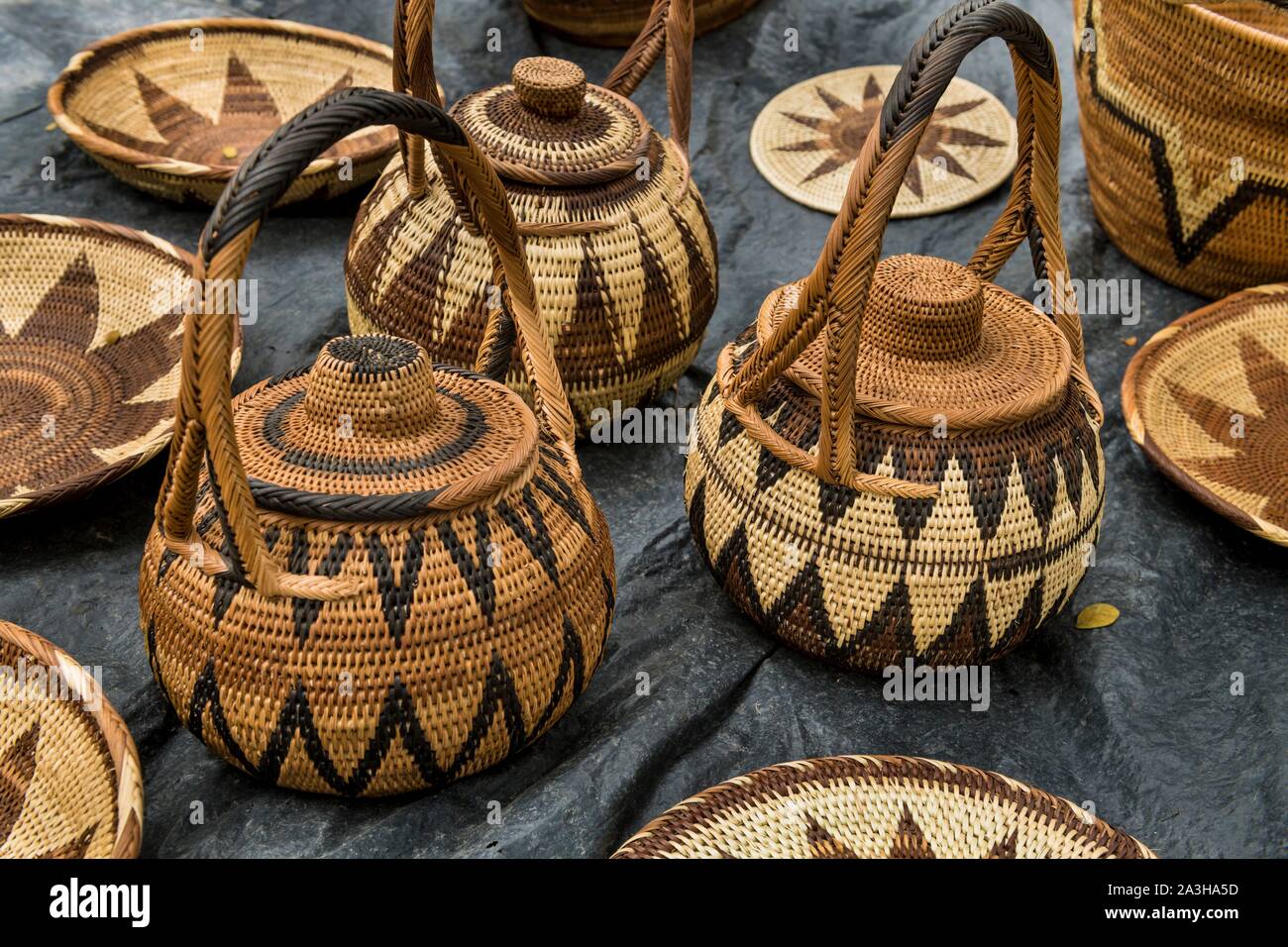 - Papua-New Guinea, National Capital District, Port Moresby, Waigani Bezirk, Port Moresby Theater, monatlich Handwerkermarkt, Gemälde und Kunsthandwerk zu verkaufen Stockfoto