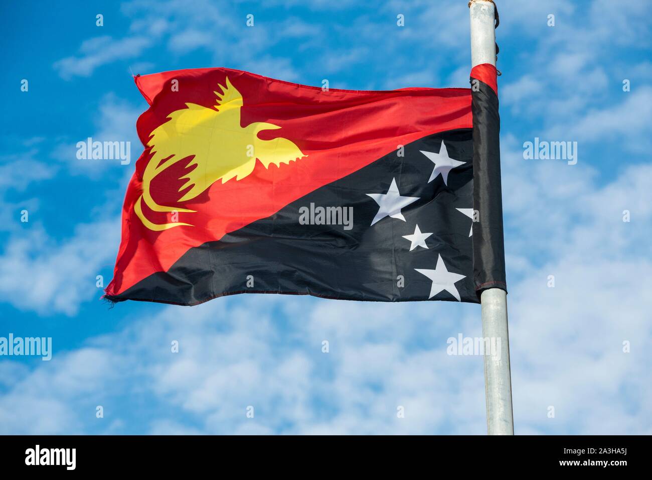 - Papua-New Guinea, Golf von Papua, National Capital District, Port Moresby Stadt, offizielle Flagge des Landes Stockfoto