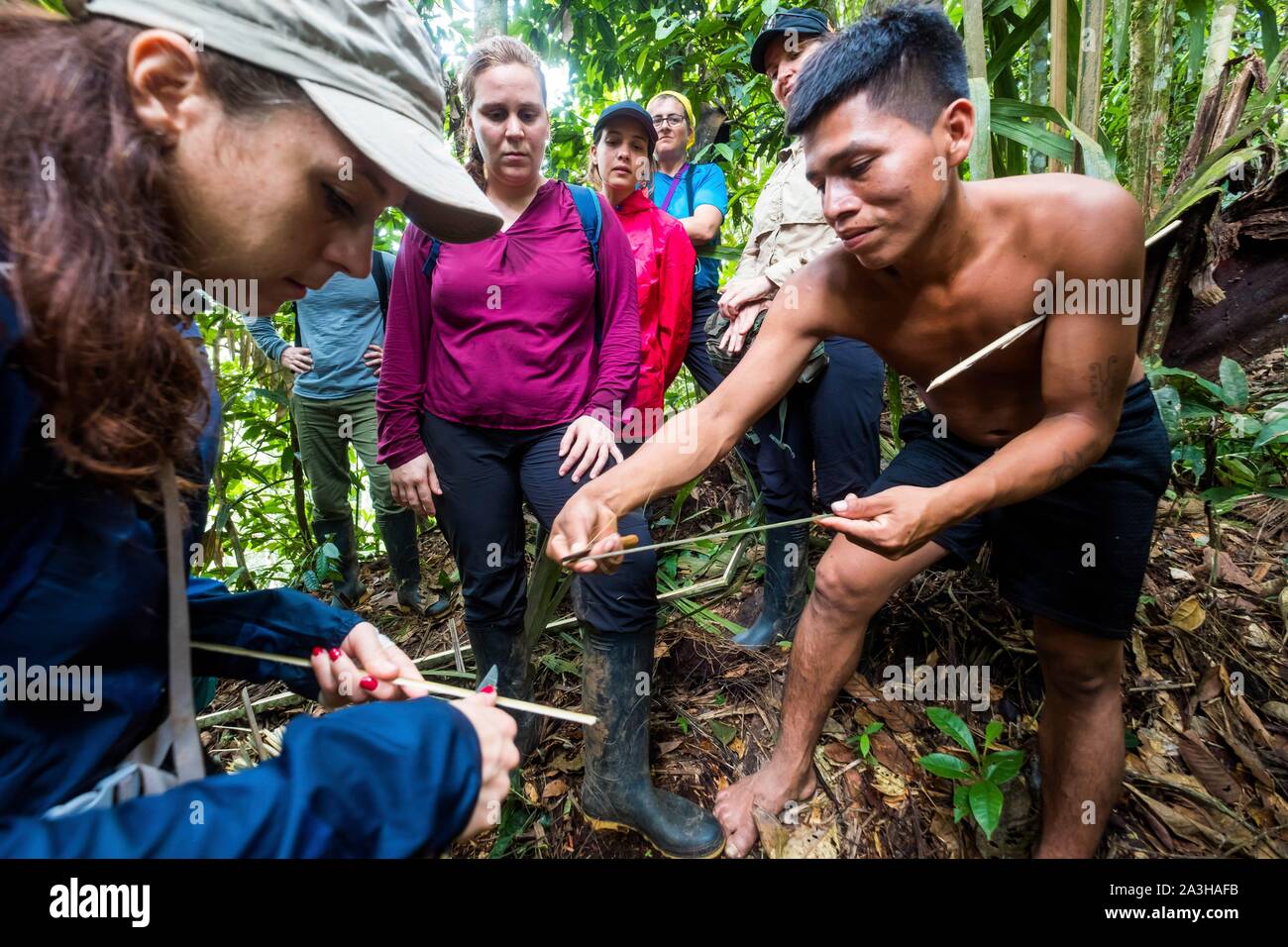 Ecuador, Tena, immersion Leben Erfahrungen mit der Waoranis des Rio Nushino, lernen die Technik der Pfeile für blaspistolen Stockfoto