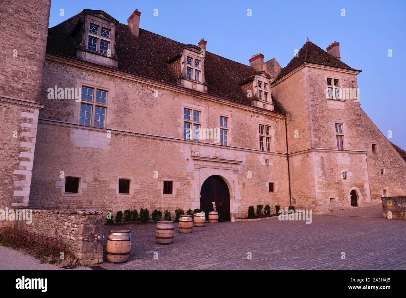 Frankreich, Cote d'Or, Vougeot, kulturellen Landschaft des Burgund Klimas als Weltkulturerbe von der UNESCO, Cote de Nuits, das Schloss bei Sonnenaufgang Stockfoto