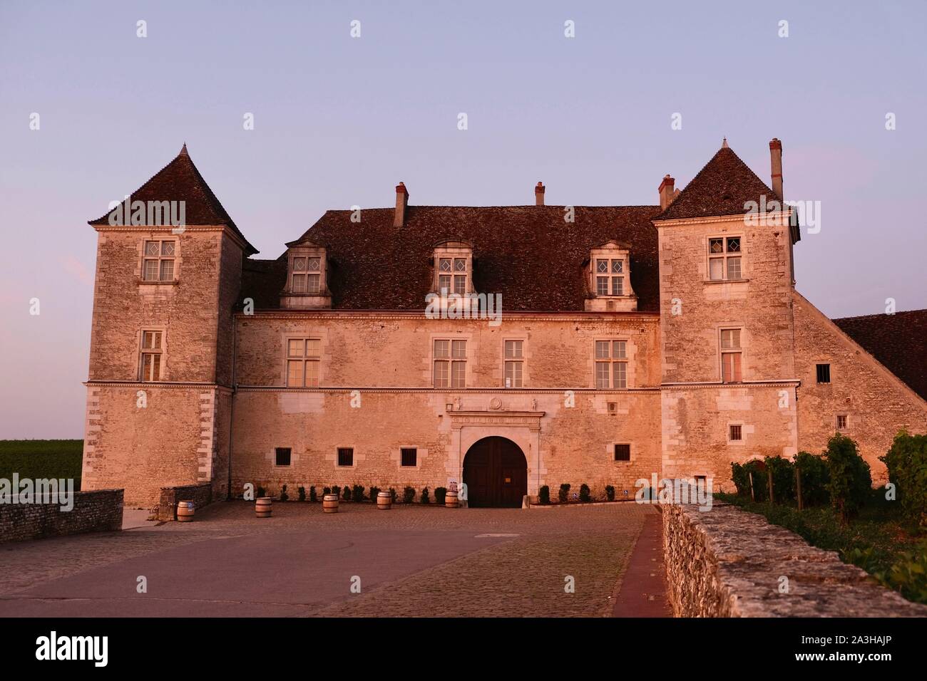 Frankreich, Cote d'Or, Vougeot, kulturellen Landschaft des Burgund Klimas als Weltkulturerbe von der UNESCO, Cote de Nuits, das Schloss bei Sonnenaufgang Stockfoto
