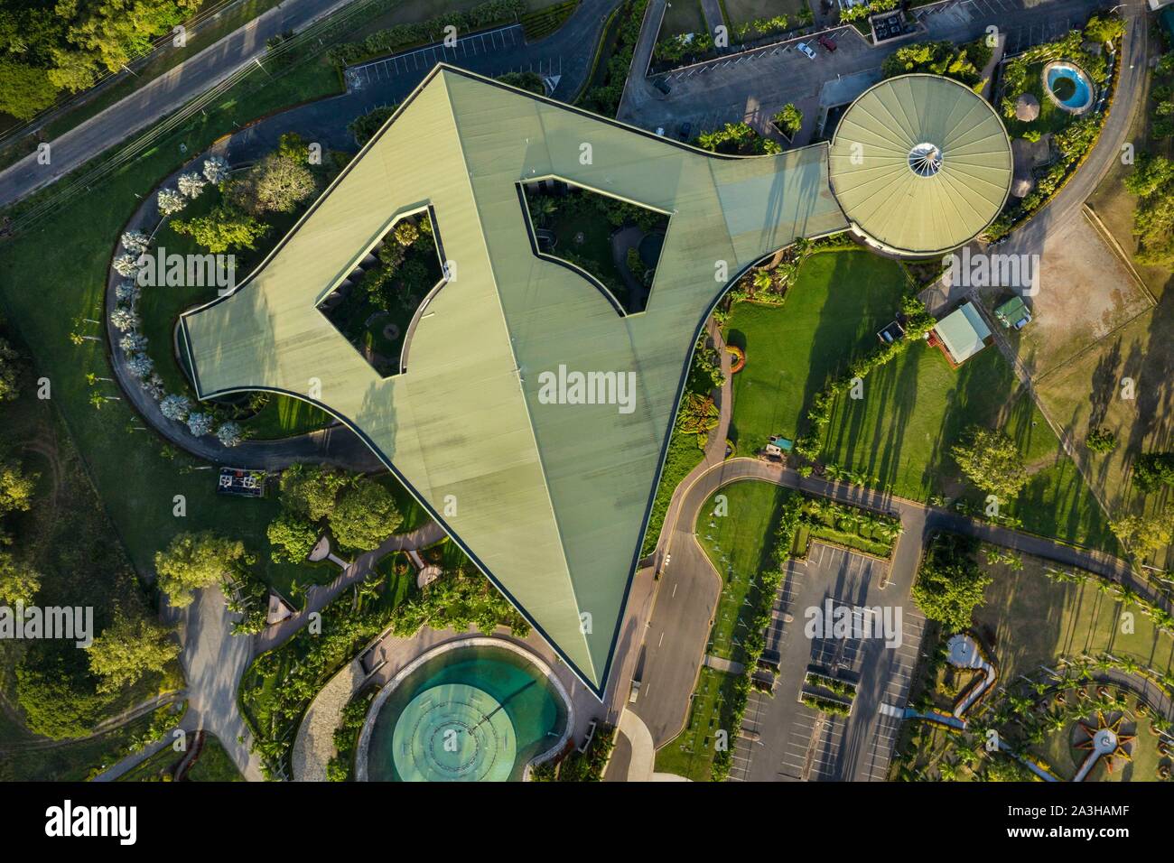 Papua-neuguinea, Golf von Papua Region, National Capital District, National Capital District, Stadt von Port Moresby, der Nationalen Parlament gebaut im Stil der Geist Häuser der Maprik Region und von Prinz Charles im Jahr 1984 (Luftbild) eingeweiht. Stockfoto