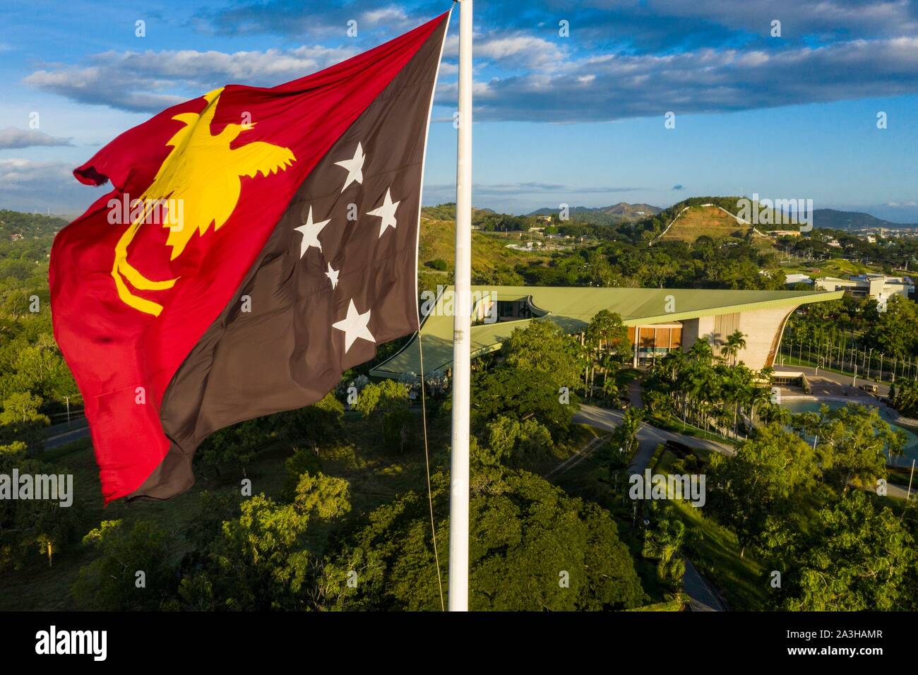 Papua-neuguinea, Golf von Papua Region, National Capital District, National Capital District, Stadt von Port Moresby, der Nationalen Parlament gebaut im Stil der Geist Häuser der Maprik Region und von Prinz Charles im Jahr 1984 (Luftbild) eingeweiht. Stockfoto