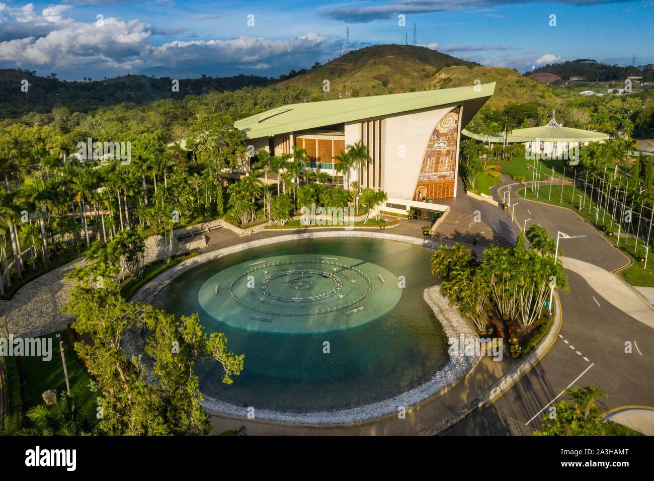 Papua-neuguinea, Golf von Papua Region, National Capital District, National Capital District, Stadt von Port Moresby, der Nationalen Parlament gebaut im Stil der Geist Häuser der Maprik Region und von Prinz Charles im Jahr 1984 (Luftbild) eingeweiht. Stockfoto