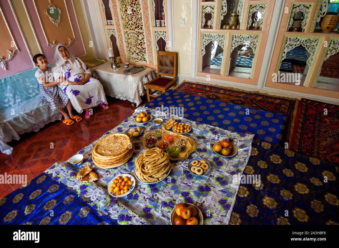 China, Xinjiang autonome Region, Kashgar, Mahlzeit in einem Uigurischen Familie home Stockfoto