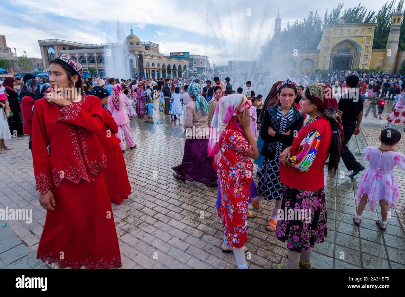 China, Xinjiang der Uigurischen Autonomen Region, Kashgar, Id Kha Square, Masse während des Water Festival versammelt, ein lokaler Feiertag Stockfoto