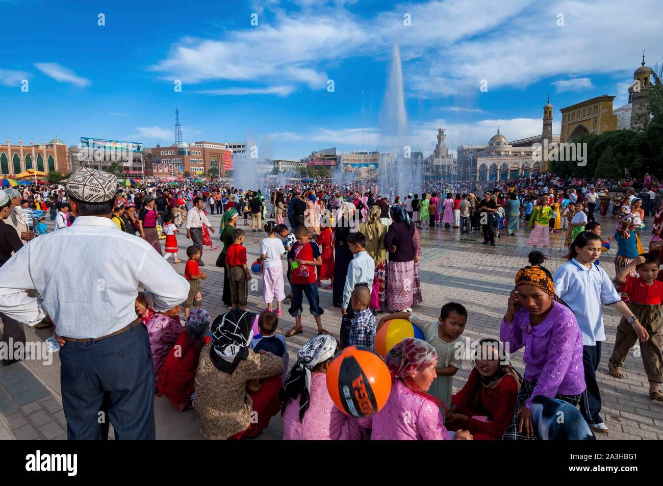 China, Xinjiang der Uigurischen Autonomen Region, Kashgar, Id Kha Square, Masse während des Water Festival versammelt, ein lokaler Feiertag Stockfoto