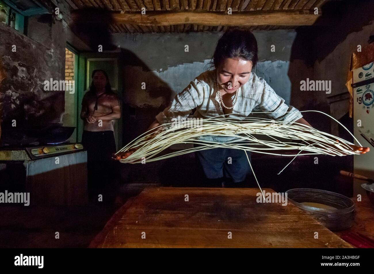 China, Xinjiang autonome Region, Kashgar, in einem Uigurischen Familie zu Hause, Vorbereitung von hausgemachter Pasta Stockfoto