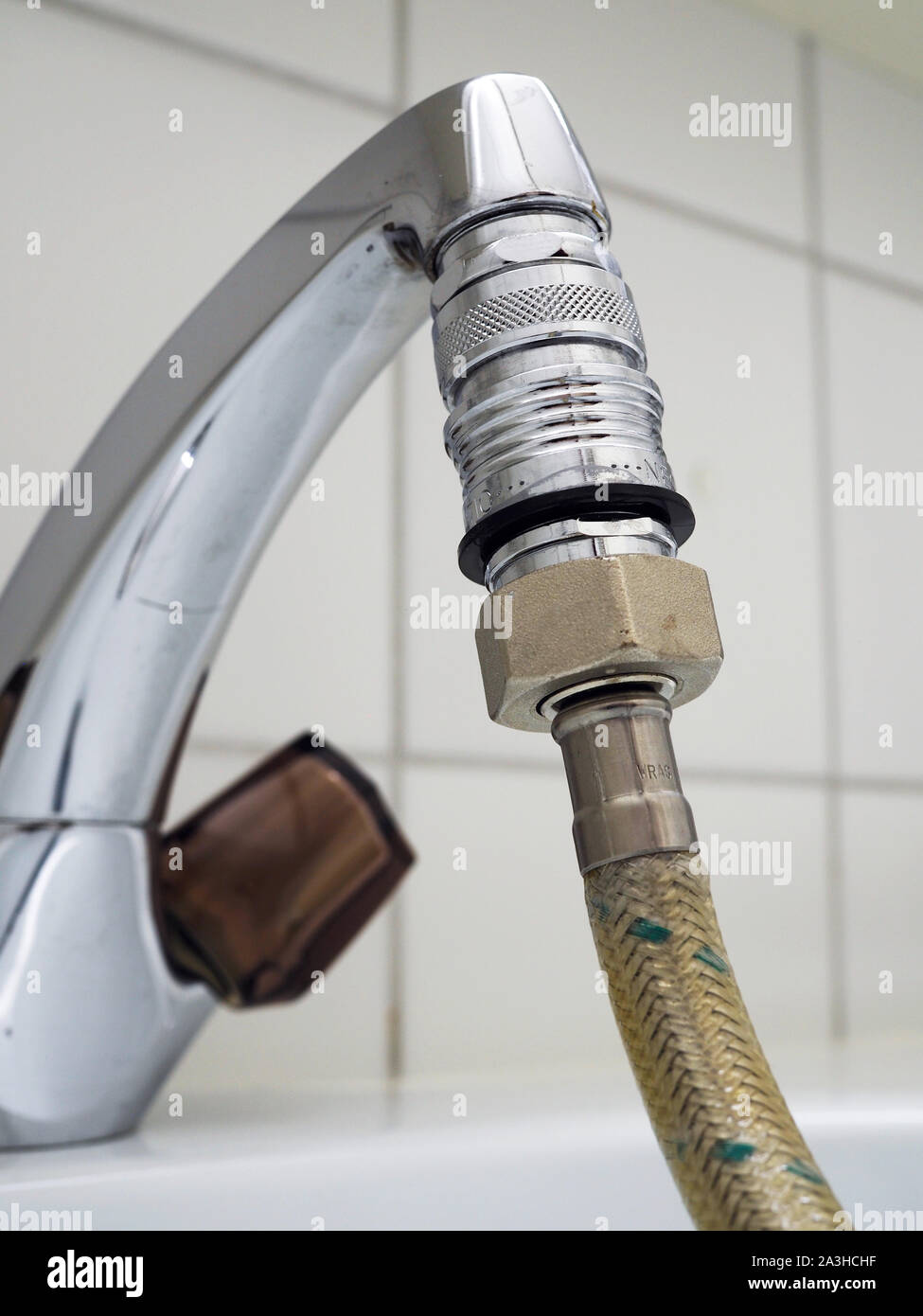 Waschmaschine in einem kleinen Bad Stockfoto