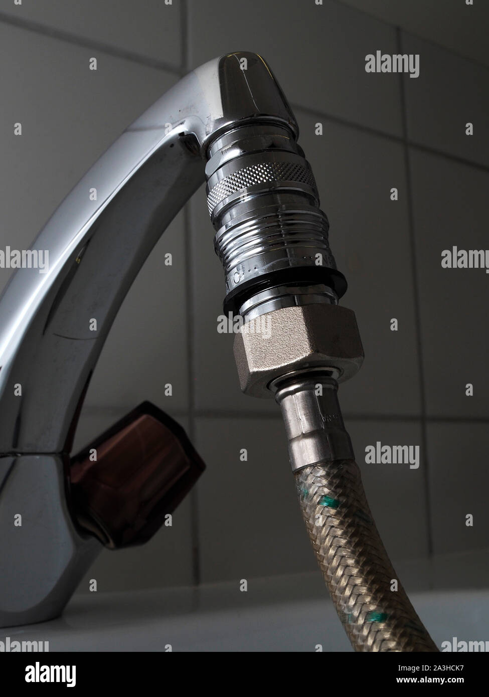 Waschmaschine in einem kleinen Bad Stockfoto