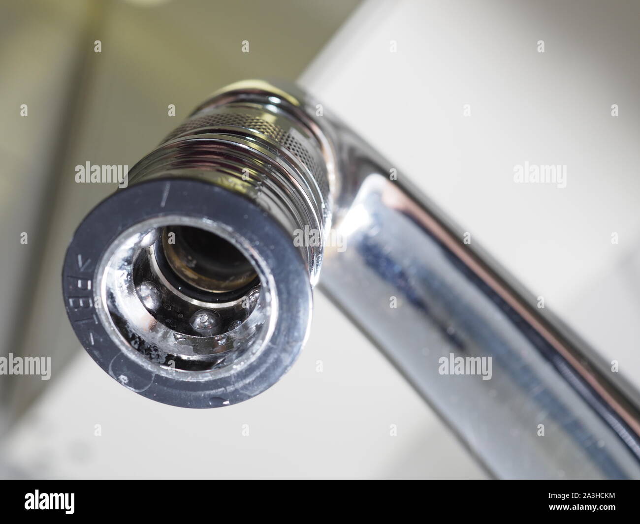 Waschmaschine in einem kleinen Bad Stockfoto