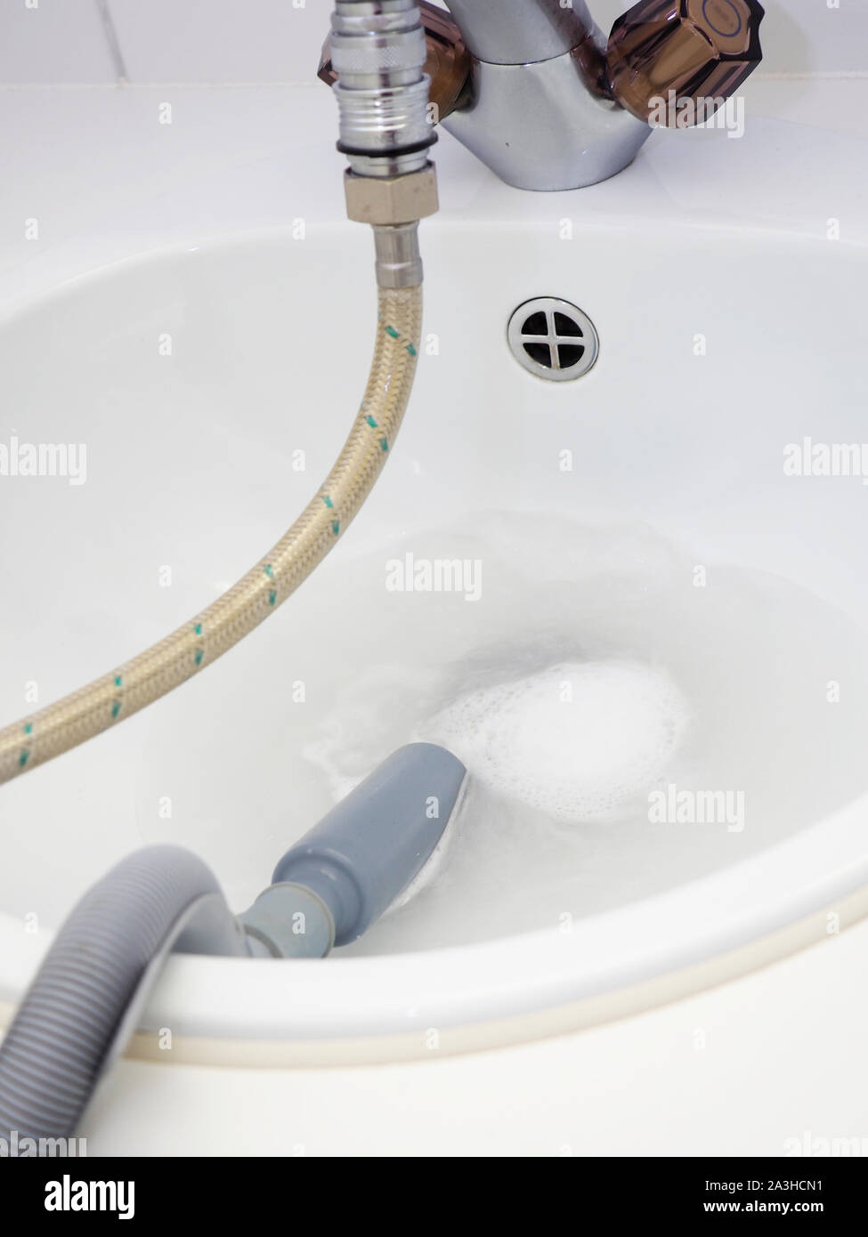 Waschmaschine in einem kleinen Bad Stockfoto