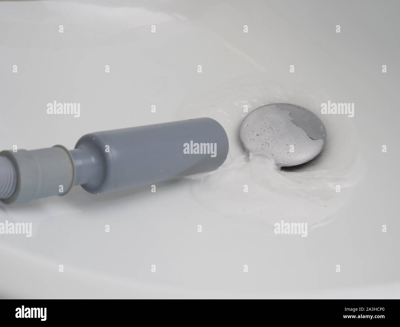 Waschmaschine in einem kleinen Bad Stockfoto