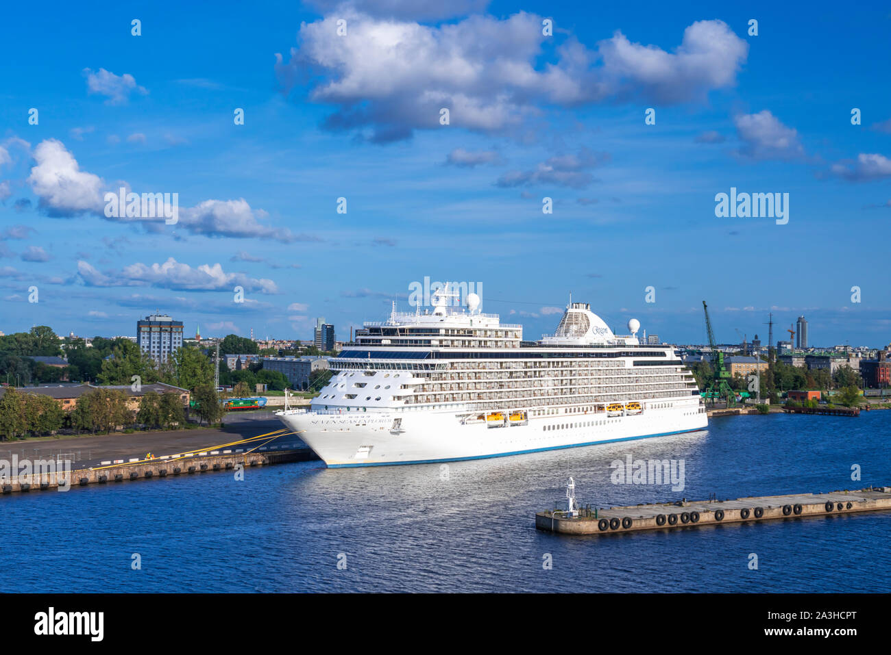 Das kreuzfahrtschiff Seven Seas Explorer angedockt in Riga, Lettland. Stockfoto