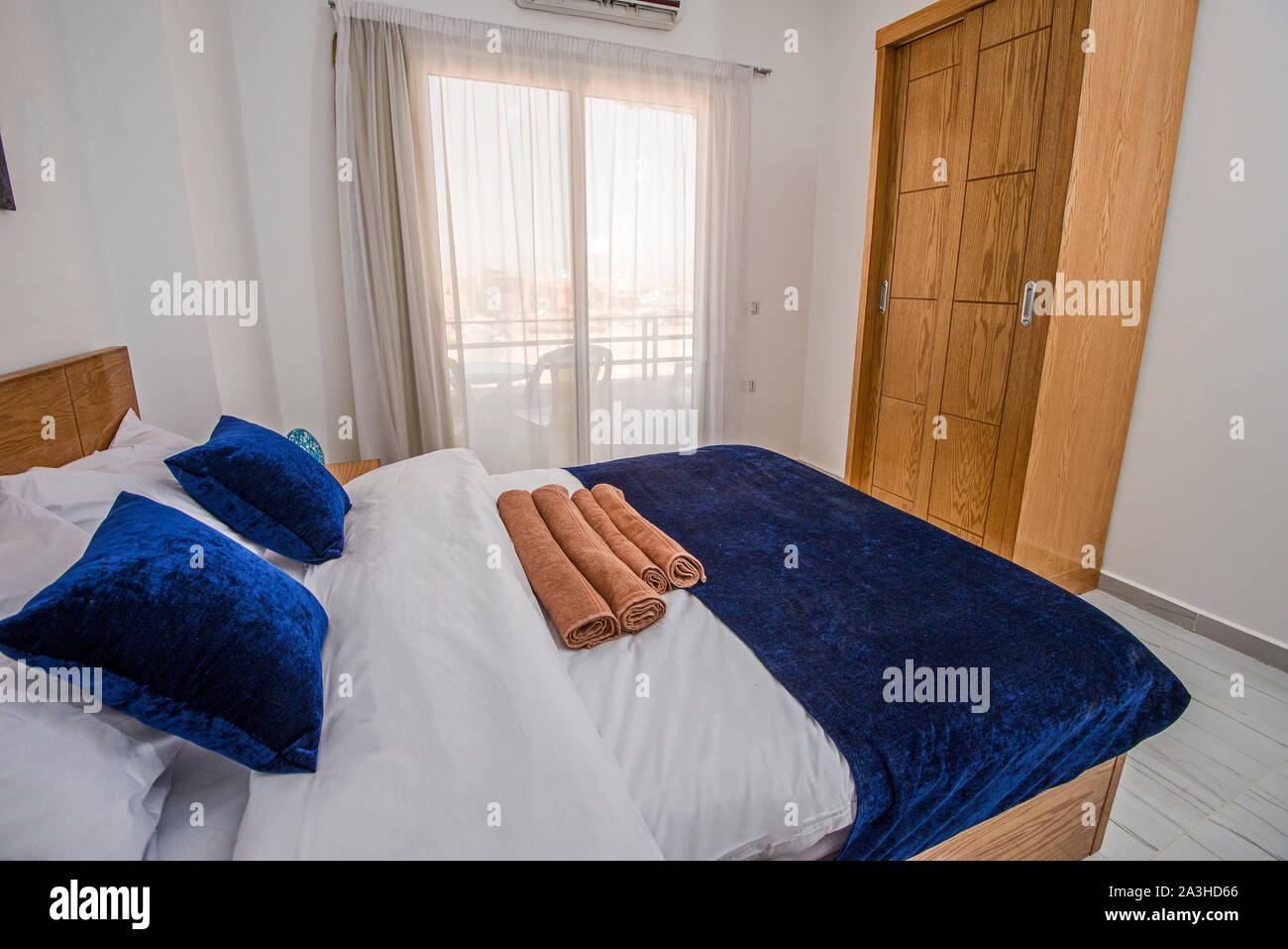 Interior Design Einrichtung Einrichtung von Luxus zeigen home Schlafzimmer mit Möbeln und Doppelbett mit Balkon Stockfoto