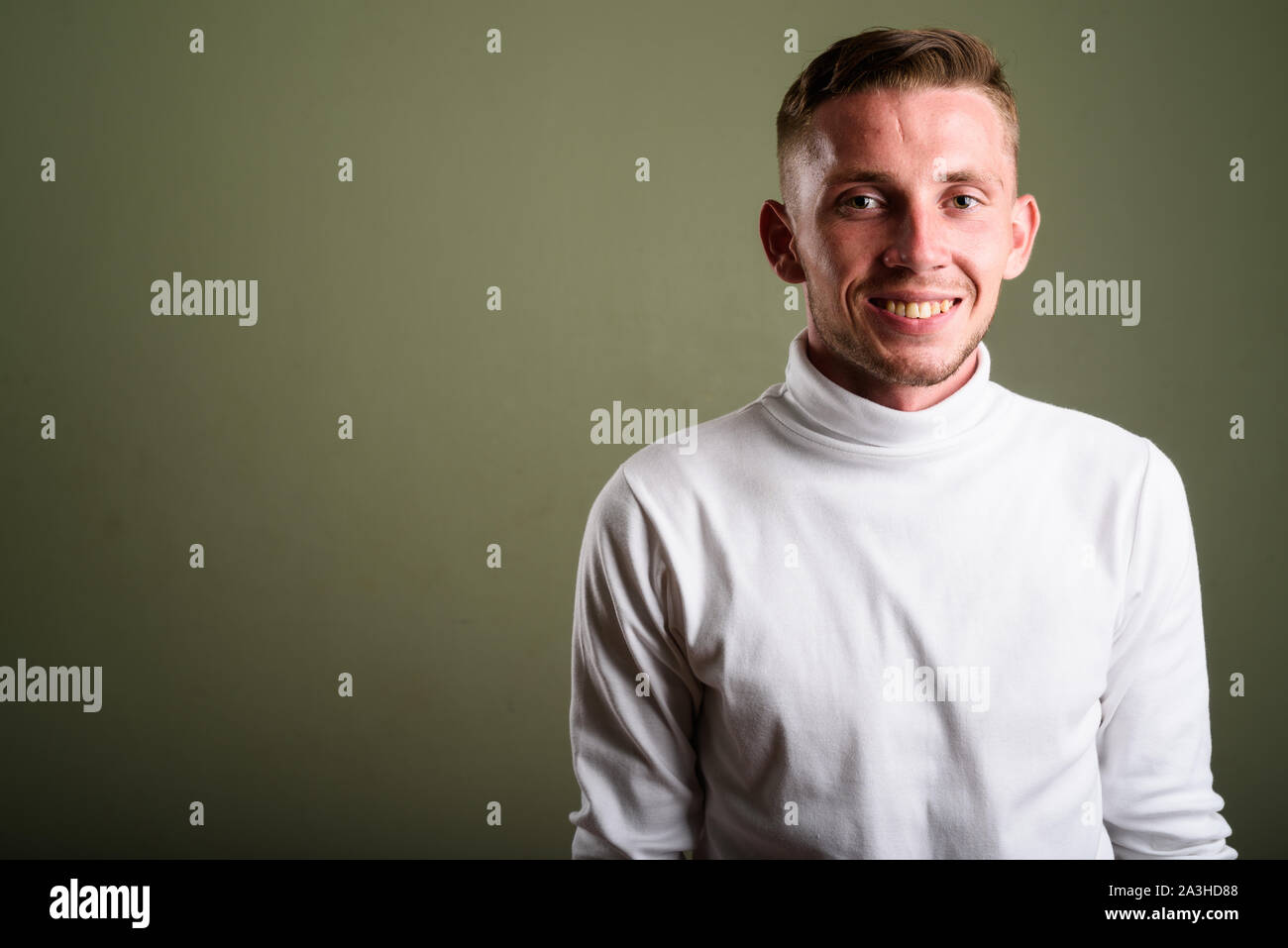 Weißer rollkragenpullover -Fotos und -Bildmaterial in hoher Auflösung –  Alamy