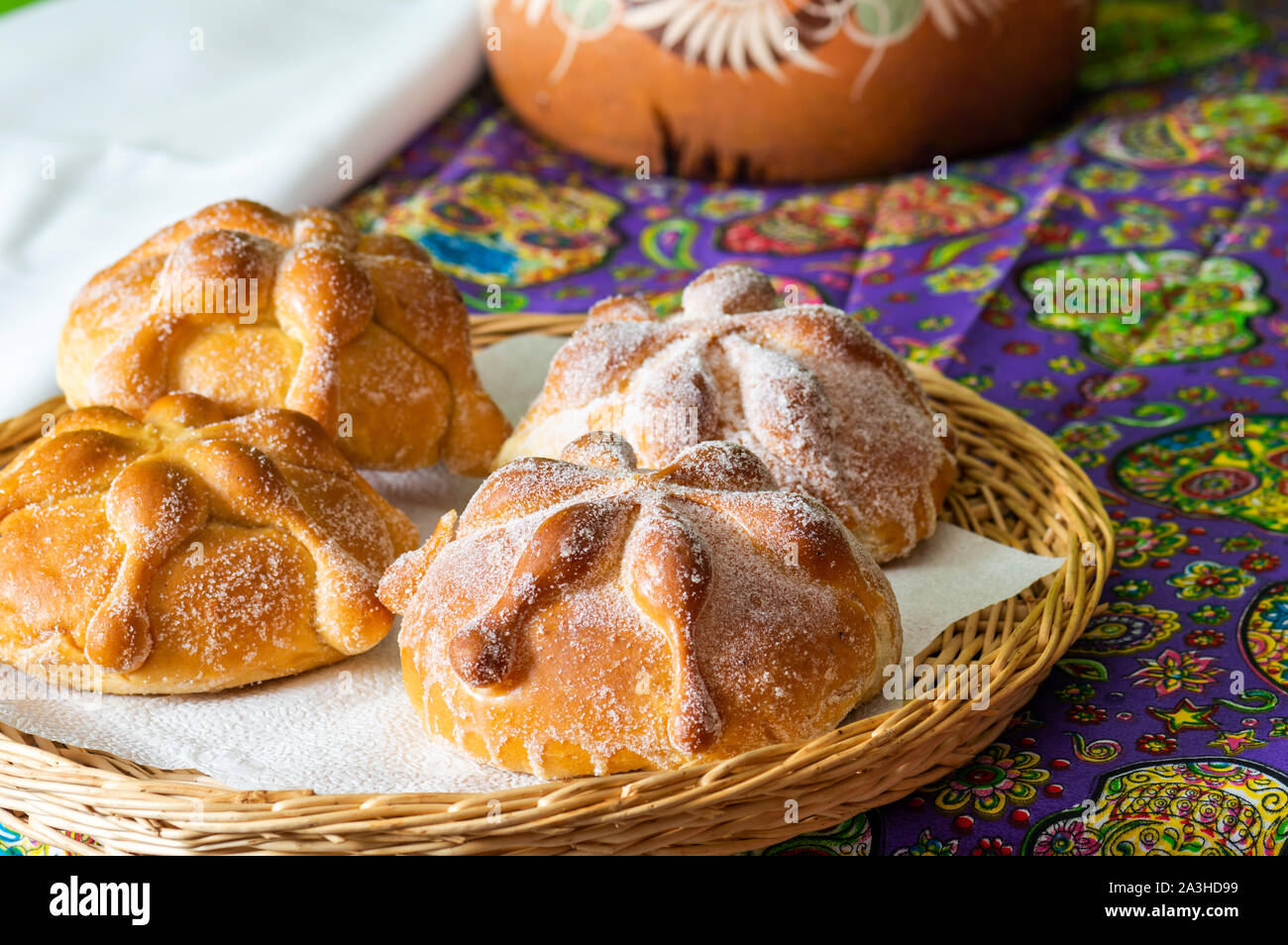 Traditionelle mexikanische Brot der Toten (Pan de Muerto) mit Kaffee aus dem Topf serviert (Cafe de Olla), dieses Brot ist rund um den Tag der Toten cel gemacht Stockfoto