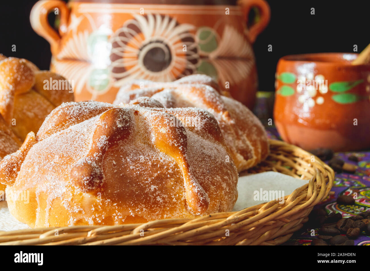 Traditionelle mexikanische Brot der Toten (Pan de Muerto) serviert mit Kaffee aus dem Topf (Cafe de Olla), dieses Brot ist rund um den Tag der Toten ce Stockfoto