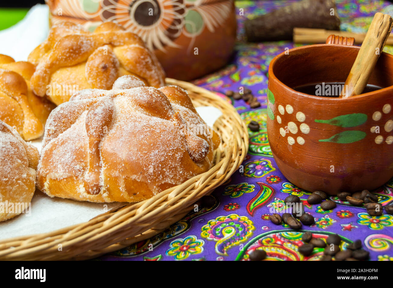 Traditionelle mexikanische Brot der Toten (Pan de Muerto) serviert mit Kaffee aus dem Topf (Cafe de Olla), dieses Brot ist rund um den Tag der Toten ce Stockfoto